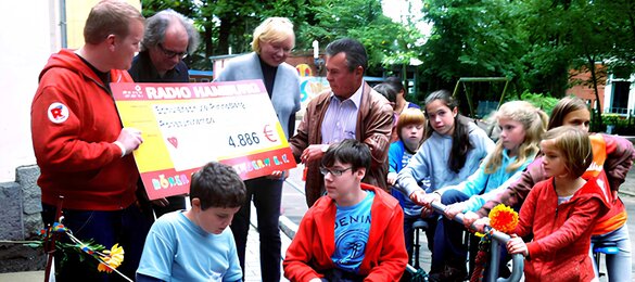 Neue Rollstuhlrampe zur Cafeteria für Schülerschule Pinneberg